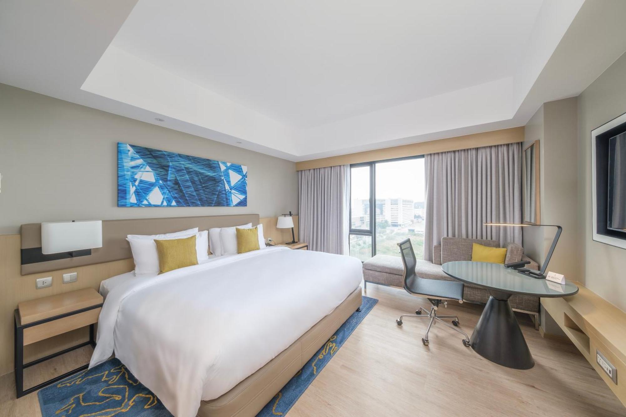 1 King Bed Standard Room Lounge Access